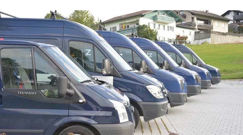 Reihe der Servicefahrzeuge von Achatz vor dem Betriebsgebäude