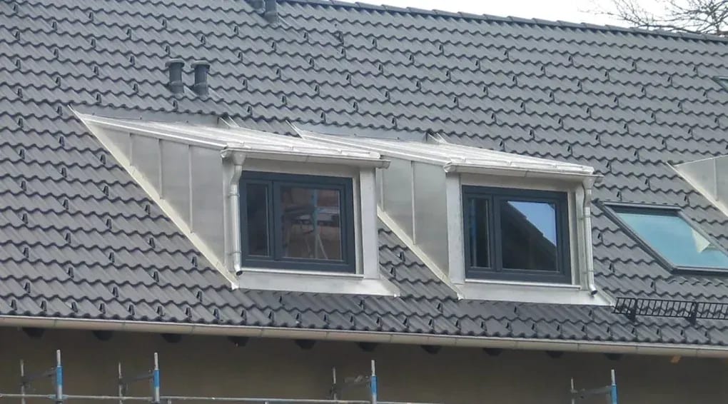 Fertiggestellte Spenglerarbeiten an Dachgauben